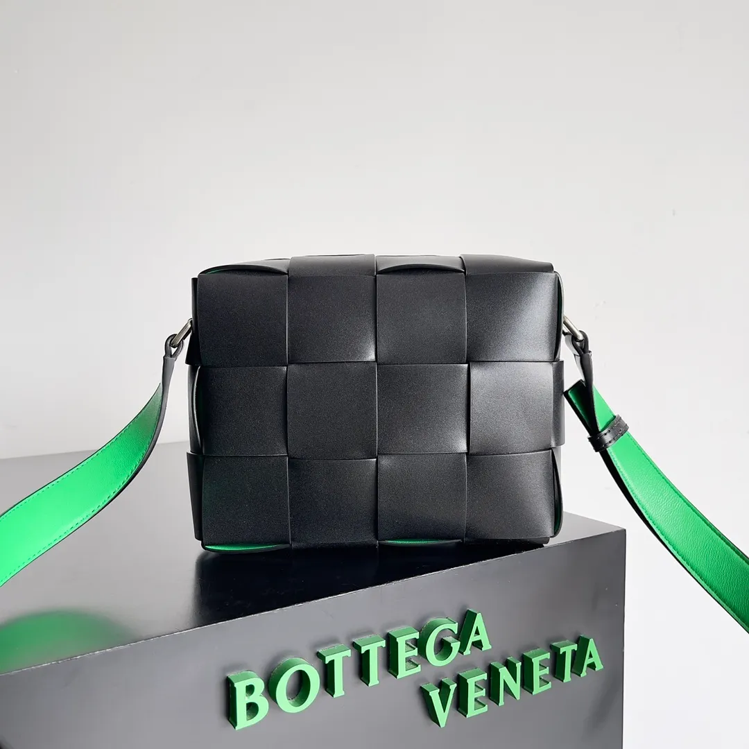 Batch 1960 BV men’s camera bag, BV men’s 2023 SS Pre Spring new camera 📷The zippered Cassette is a bit cool⭕️ Very suitable for babies who like to be low-key and unassuming, this bag is really boyfriend-friendly💪, it should be worn with a windbreaker or sweater in autumn and winter. Imported Italian calfskin, the quality is visible, and the capacity is completely OK. Style number: 730027 Size: 20*15*5